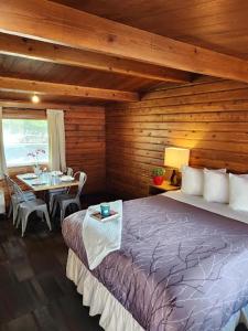 een slaapkamer met een groot bed in een houten kamer bij Rundle Mountain Lodge in Canmore