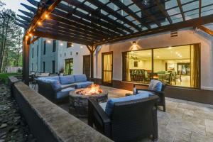 d'une terrasse avec des canapés et un foyer extérieur. dans l'établissement Hampton Inn Cumming, à Cumming