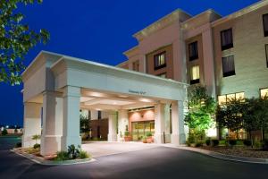 una representación de la parte delantera de un edificio hospitalario en Hampton Inn & Suites Cincinnati-Union Centre, en West Chester