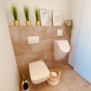 a small bathroom with a toilet and plants at Kapellenblick Seligenstadt in Seligenstadt