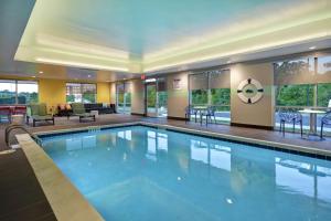 a large swimming pool in a hotel room at Tru By Hilton Cincinnati Airport South Florence in Florence