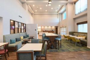 une salle à manger avec des tables et des chaises ainsi qu'une cafétéria dans l'établissement Hampton Inn & Suites Cincinnati Liberty Township, à West Chester