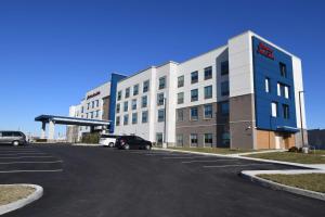 een parkeerplaats voor een groot gebouw bij Hampton Inn & Suites Cincinnati Liberty Township in West Chester