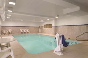 梅森的住宿－辛辛那提國王島漢普頓酒店，在酒店房间的一个大型游泳池