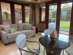 Area soggiorno di Hale Mele Polynesian Pod Style Home with private Pool, Hot Tub, E-bikes and Golf Cart