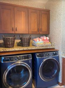 Foto dalla galleria di Hale Mele Polynesian Pod Style Home with private Pool, Hot Tub, E-bikes and Golf Cart a Waikoloa