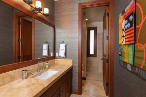 Bagno di Hale Mele Polynesian Pod Style Home with private Pool, Hot Tub, E-bikes and Golf Cart