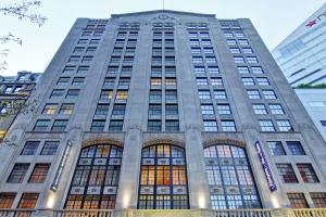 un edificio alto con muchas ventanas en Hampton Inn and Suites Cincinnati - Downtown, en Cincinnati