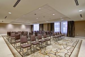 una sala de conferencias con un montón de sillas. en Hampton Inn and Suites Cincinnati - Downtown, en Cincinnati