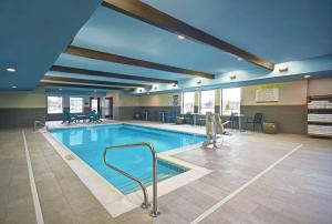 ein großer Pool in einem Hotelzimmer in der Unterkunft Home2 Suites By Hilton Springdale Cincinnati in Springdale
