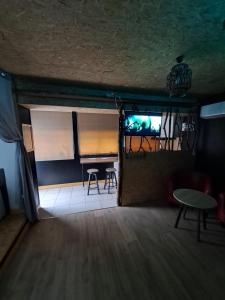 Zimmer mit einem TV, einem Tisch und Stühlen in der Unterkunft suite tylie avec baignoire balneo type SPA 