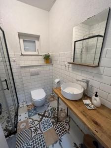 uma casa de banho branca com um lavatório e um WC em *Lastavica* em Žarović