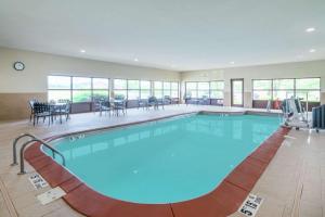 una gran piscina de agua azul en un edificio en Hampton Inn Corydon, en Corydon