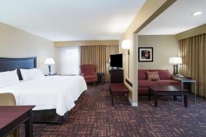 una camera d'albergo con un letto e un divano di Hampton Inn Corydon a Corydon Altre 32 foto