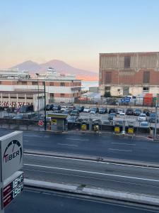 uma vista para um parque de estacionamento com carros e edifícios em La Lepre Artemide em Nápoles