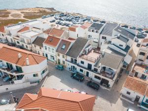 una vista aérea de un grupo de edificios situados junto al agua en T3 Praia do Baleal, en Ferrel