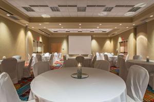 una sala conferenze con tavolo e sedie bianchi di Hampton Inn Daytona Speedway-Airport a Daytona Beach