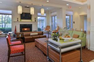 Posezení v ubytování Hilton Garden Inn Addison