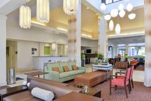 Posezení v ubytování Hilton Garden Inn Addison