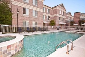 The swimming pool at or close to Hilton Garden Inn Addison