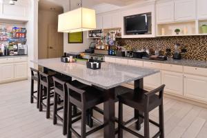 Kuchyň nebo kuchyňský kout v ubytování Hilton Garden Inn Addison