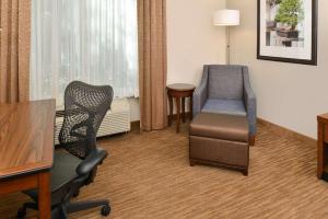 Posezení v ubytování Hilton Garden Inn Addison