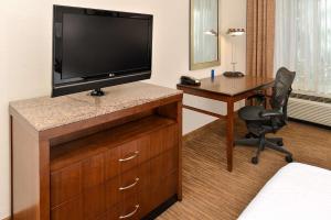 TV a/nebo společenská místnost v ubytování Hilton Garden Inn Addison