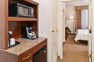 Postel nebo postele na pokoji v ubytování Hilton Garden Inn Addison