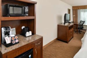 Příslušenství pro přípravu čaje a kávy v ubytování Hilton Garden Inn Addison