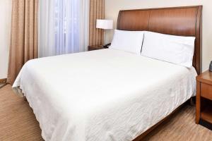 Postel nebo postele na pokoji v ubytování Hilton Garden Inn Addison