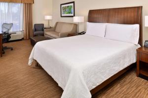 Postel nebo postele na pokoji v ubytování Hilton Garden Inn Addison