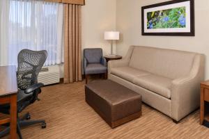 Posezení v ubytování Hilton Garden Inn Addison