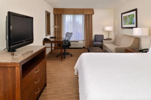 TV a/nebo společenská místnost v ubytování Hilton Garden Inn Addison