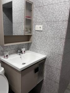 a bathroom with a sink and a mirror at Casa Mar e Sol - Murdeira - Ilha do Sal in Palha Verde