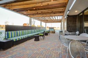 un patio con tavoli, sedie, tavoli e sedie di Home2 Suites by Hilton Irving/DFW Airport North a Irving