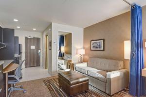 uma sala de estar com um sofá e uma mesa num quarto em Home2 Suites by Hilton Irving/DFW Airport North em Irving