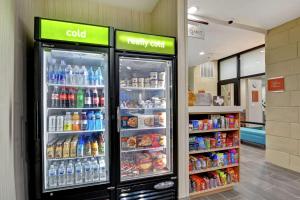 Supermarket nebo jiné obchody v  hotelu nebo okolí