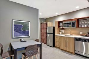 Kuchyň nebo kuchyňský kout v ubytování Home2 Suites By Hilton McKinney