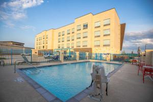 une grande piscine en face d'un bâtiment dans l'établissement Tru By Hilton Allen Dallas, Tx, à Allen