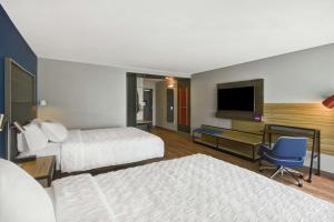 um quarto de hotel com duas camas e uma televisão em Tru By Hilton Beavercreek Dayton em Fairborn