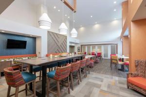 una grande sala da pranzo con un lungo tavolo e sedie di Hampton Inn & Suites Xenia Dayton a Xenia