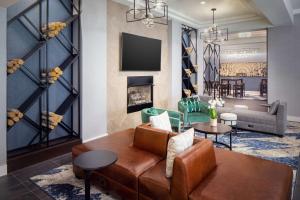 a living room with a couch and a tv at Hilton Garden Inn Washington DC Downtown in Washington