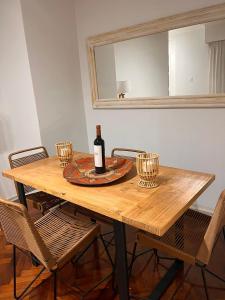 una mesa de madera con una botella de vino. en Buenos Aires Apartamento ADDA en Buenos Aires