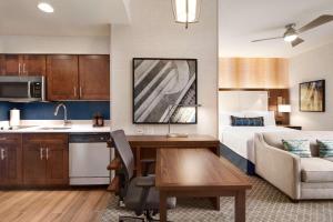 um quarto de hotel com uma cama, uma secretária e uma cozinha em Homewood Suites By Hilton Arlington Rosslyn Key Bridge em Arlington