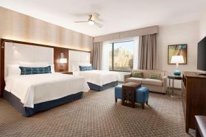 Homewood Suites By Hilton Arlington Rosslyn Key Bridge في أرلينغتون: فندق كبير غرفه بسريرين واريكه