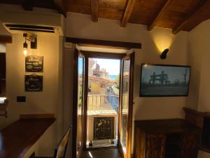 Cette chambre dispose d'un balcon et d'une télévision. dans l'établissement Il Loft del Lago, à Anguillara Sabazia