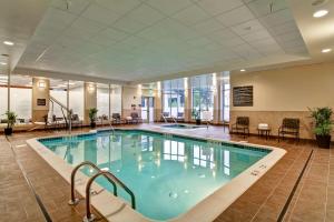 une grande piscine dans le hall de l'hôtel dans l'établissement Hilton Garden Inn Woodbridge, à Woodbridge