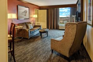 ein Wohnzimmer mit einem Sofa und einem Stuhl in der Unterkunft DoubleTree by Hilton Decatur Riverfront in Decatur