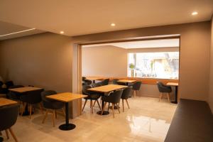 Uma área de estar em Urbana Suites