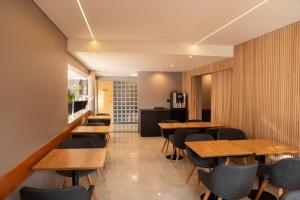 Uma TV ou centro de entretenimento em Urbana Suites